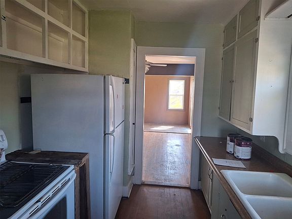 4th image of 208 3rd Ave NE
