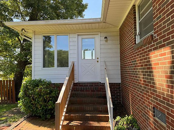 5th image of 901 4th Ave NE