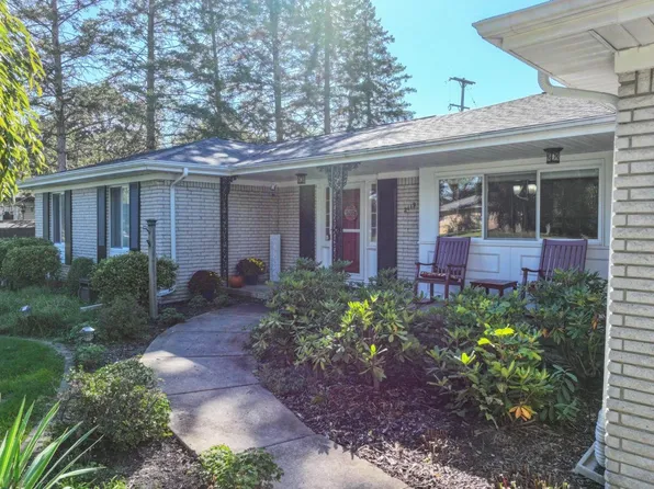 2119 Blackthorn Dr, Burton, MI 48509