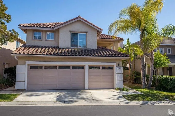 4 bed, 2.5 bath, 2299 sqft, $5,200 — Photo 1