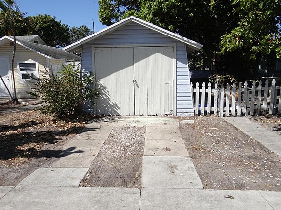 3rd image of 611 N E Street
