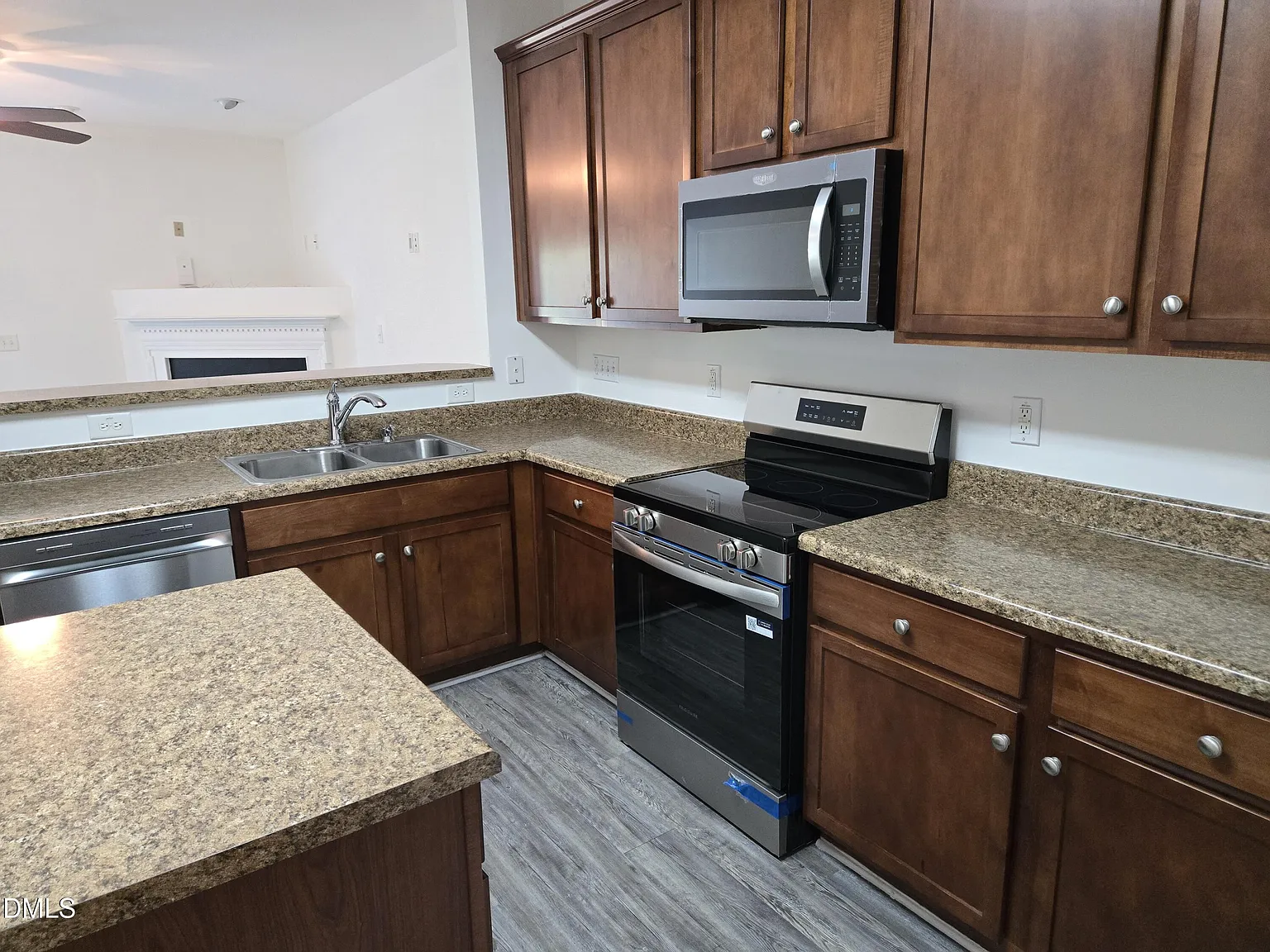 2 bed, 2.5 bath, 1290 sqft, $1,640 — Photo 4