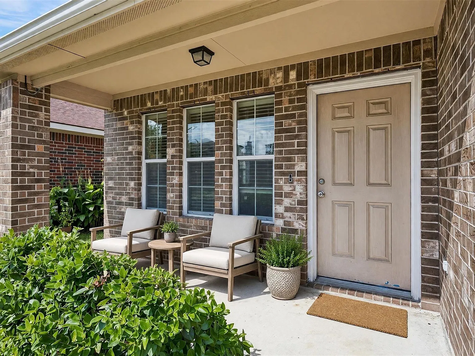 4 bed, 2.5 bath, 2066 sqft, $2,150 — Photo 2