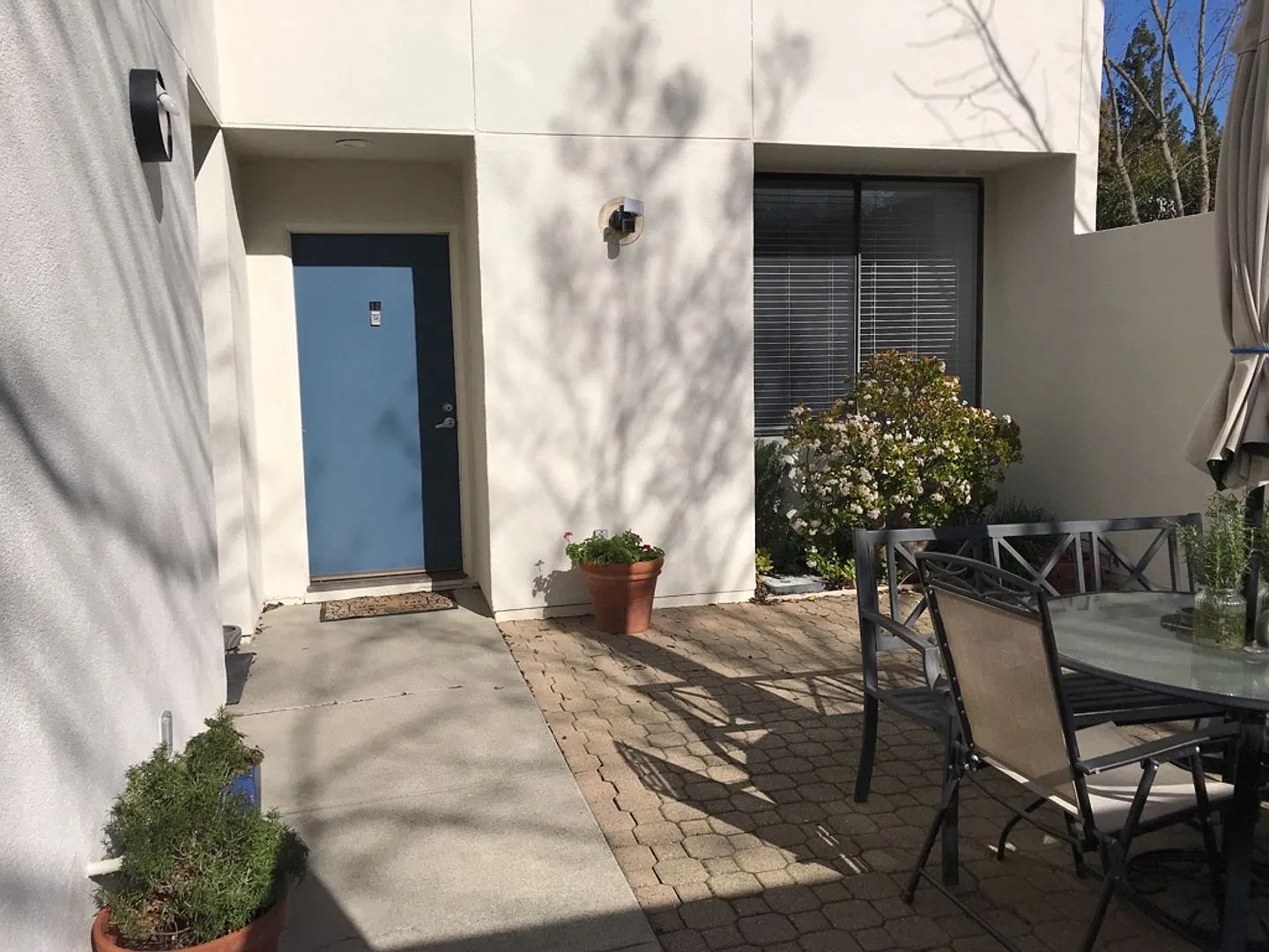 Studio in quiet complex available now! — Photo 1