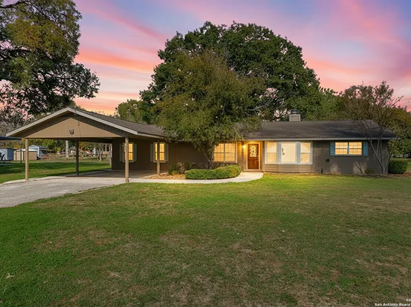 163 Lakeside Dr., Seguin, TX 78155