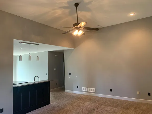 11667 Ridgeway Ct, Saint Joseph, MO 64505