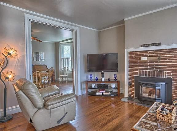 4th image of 1550 W Market St