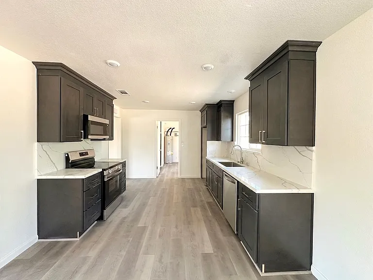 15050 Cottage Ave — Photo 3