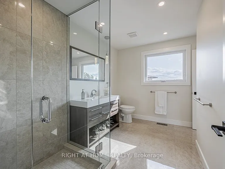 690 Hillman Cres — Photo 10