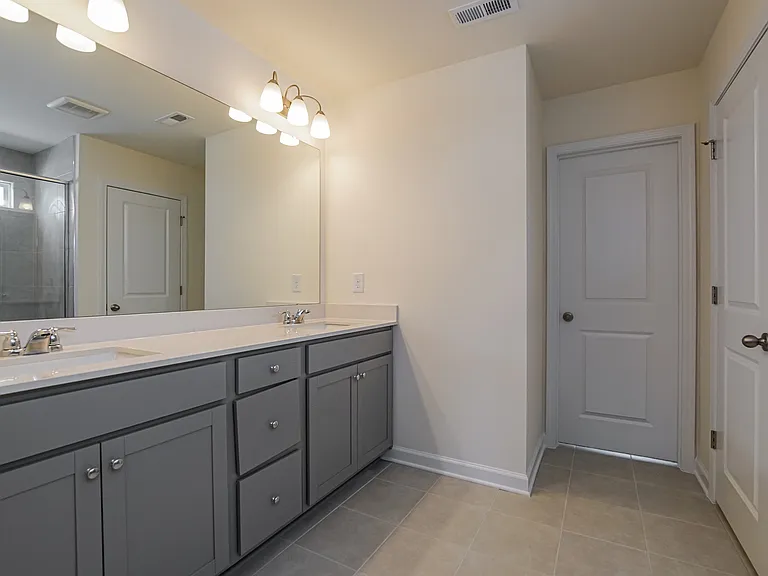 Main Bathroom Main Bathroom