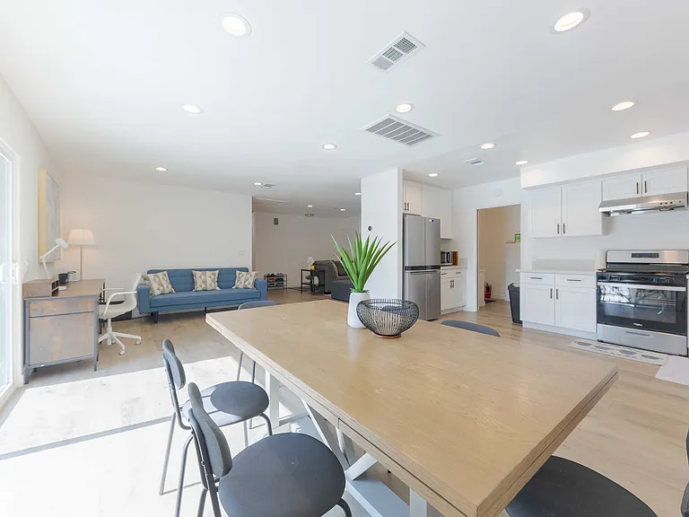 10912 Freer St — Photo 7