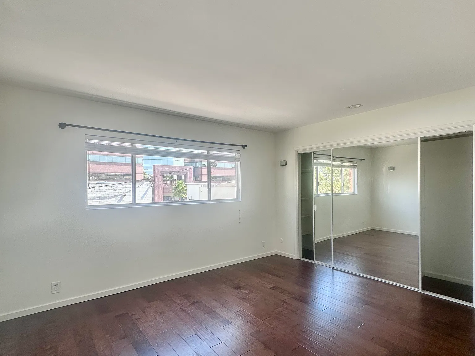 150 N Clark Dr — Photo 2