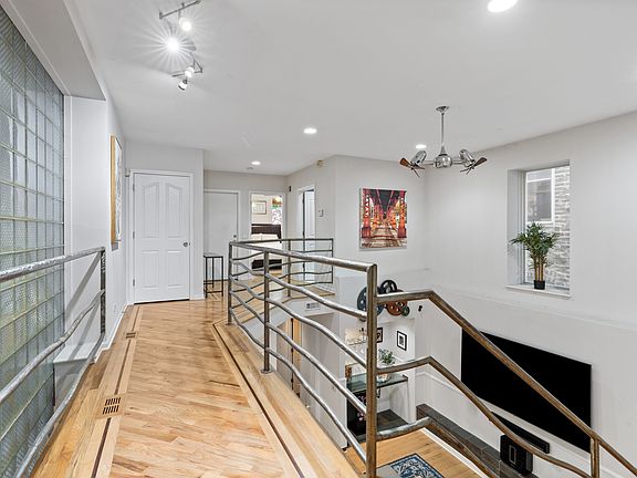 2nd image of 1312 N Leavitt St APT 1