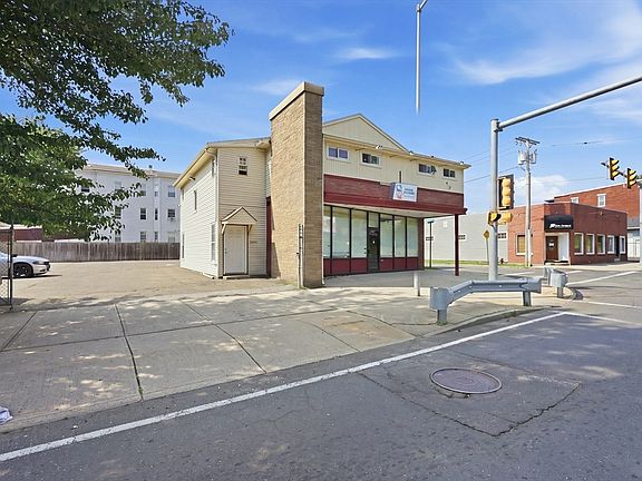 3rd image of 1036 Chicopee St