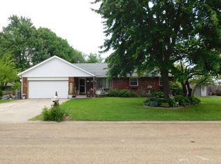 508 Schroeder Dr, Salem, IL 62881