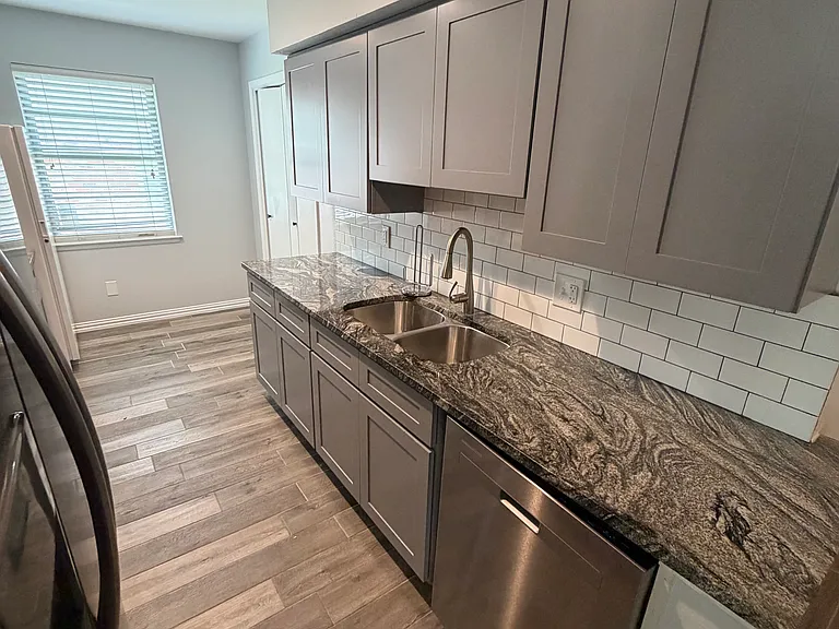 715 Kindred Ln — Photo 24
