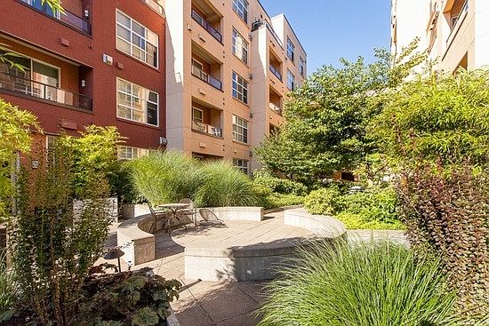 Community Courtyard (contains gas grill)
