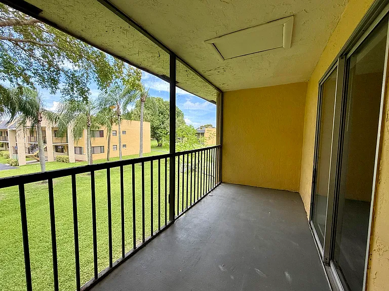 1722 Meadows Cir #W — Photo 11