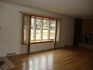 5th image of 827 S Myrtle Ave