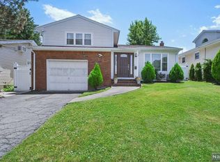 8 Veterans Ct, Wallington, NJ 07057