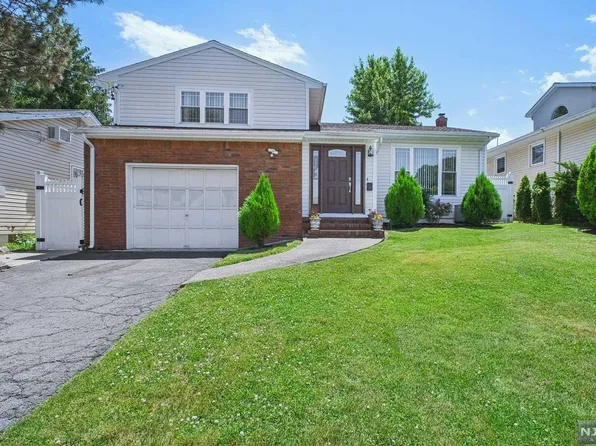 8 Veterans Ct, Wallington, NJ 07057