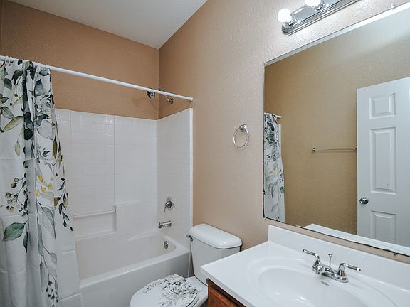 3rd image of 137 Sherwood Dr #B
