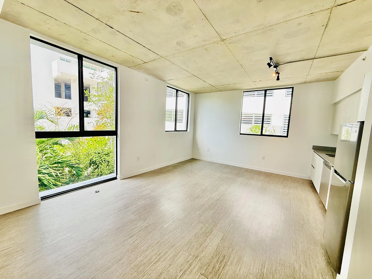 Studio, 409 sqft, $1,700 — Photo 2