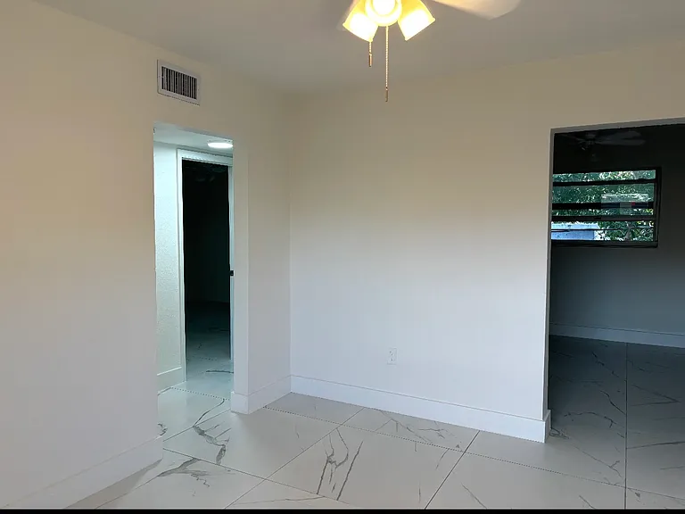 1040 SW 4th St #4 — Photo 7