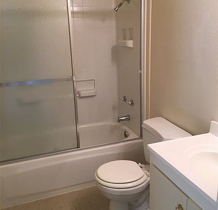 4th image of 255 Cambridge Dr