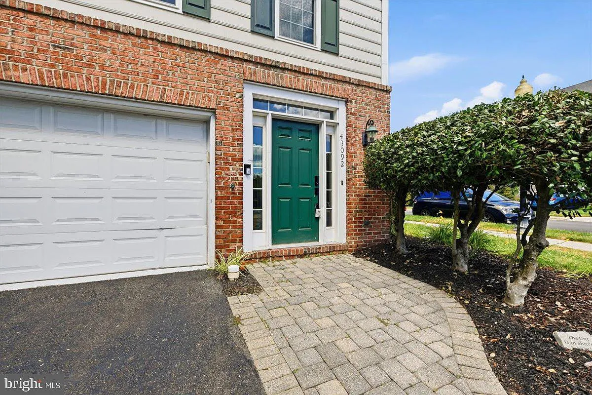 3 bed, 3.5 bath, 2664 sqft, $3,500 — Photo 3