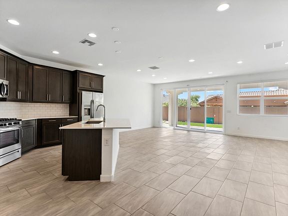 4th image of 565 E White Wing Dr