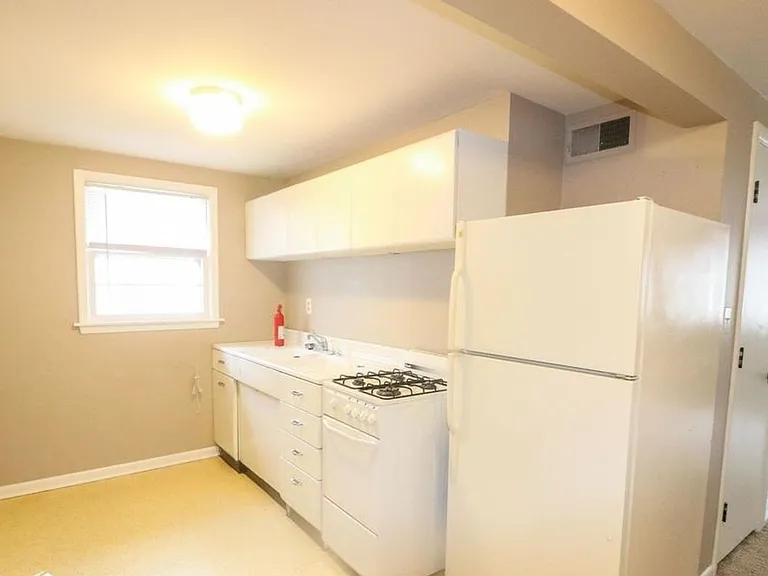 2102 Sloan — Photo 4