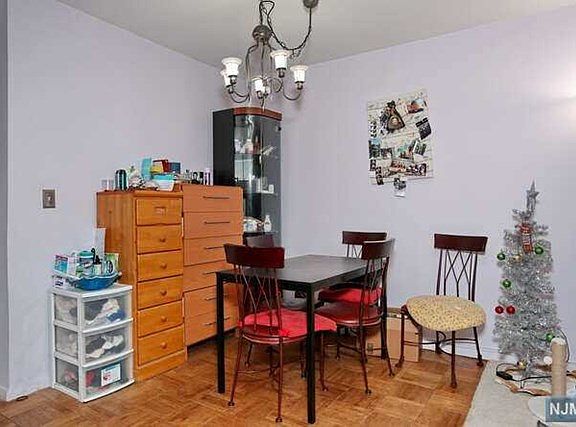 4th image of 2100 Linwood Ave #3O