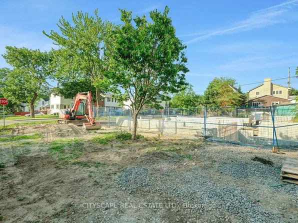 551 Edison Ave, Ottawa, ON K2A 1V5