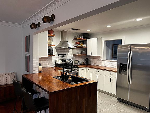 3rd image of 721 W 34th St