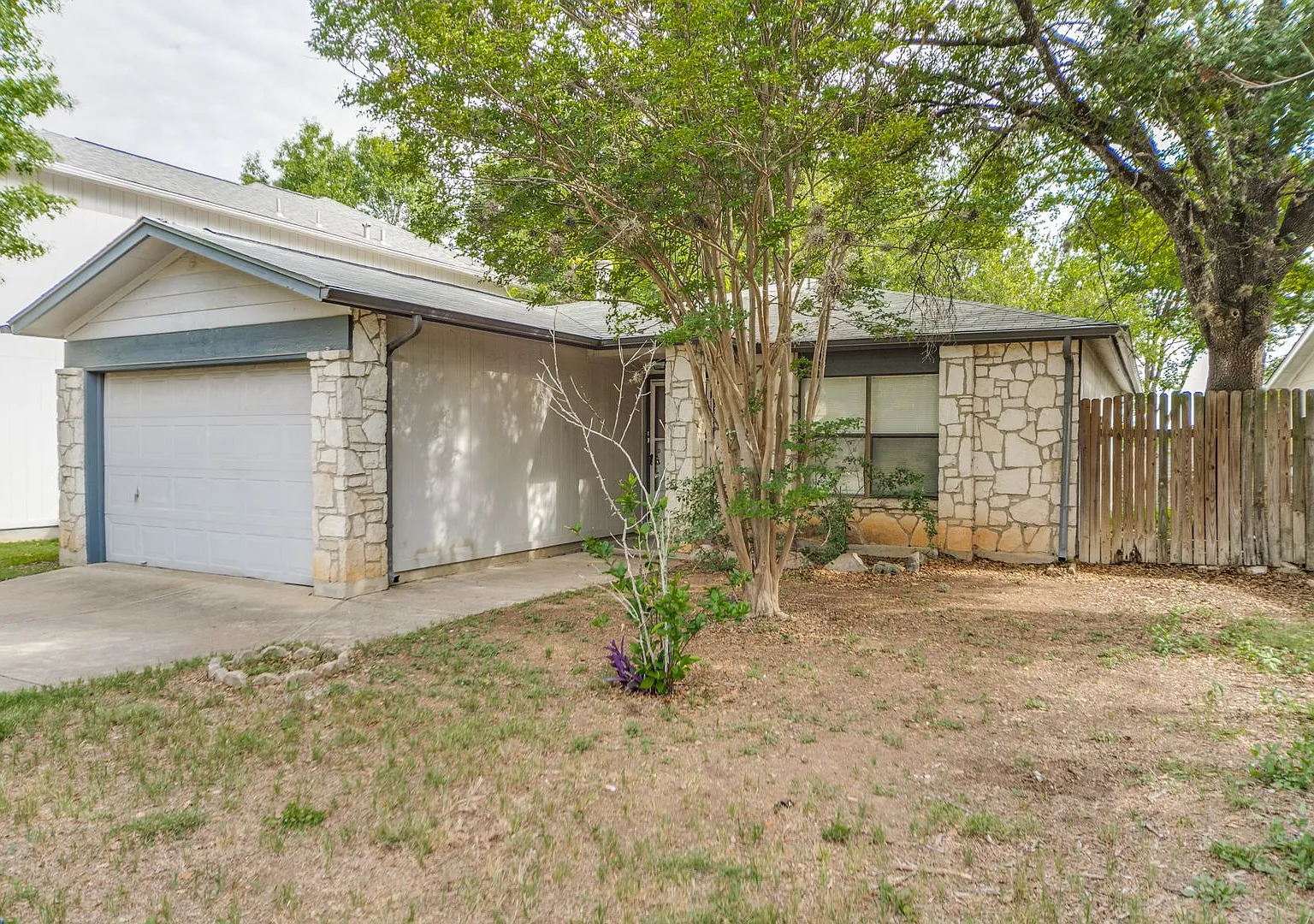 Welcome home to this charming single-story home in Hunters Chase — Photo 2