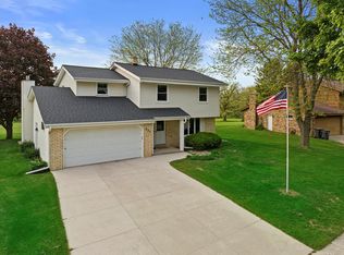 225 Meadowside Ct, Pewaukee, WI 53072