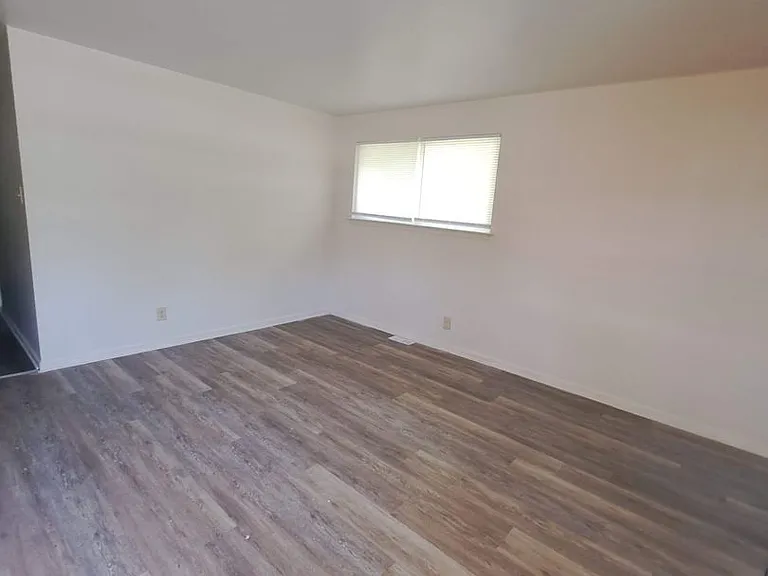 545 McLean St — Photo 6