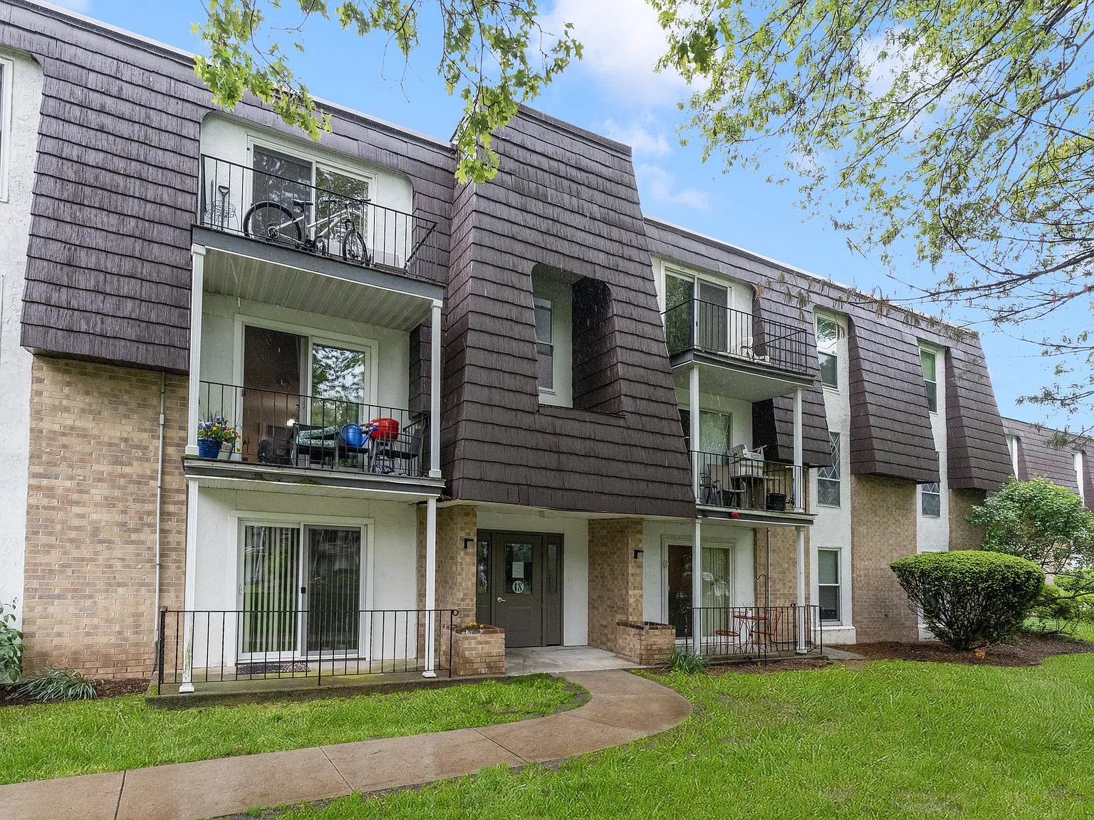 2 bed, 1100 sqft, $2,400 — Photo 1