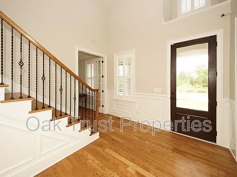 5 bed, 5.0 bath, 4732 sqft, $6,500 — Photo 3