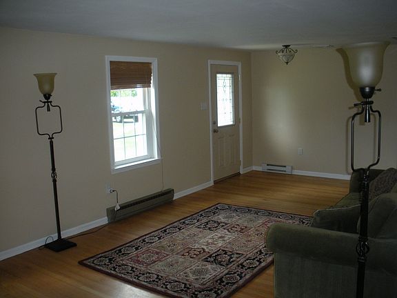 2nd image of 10 Gloucester Dr