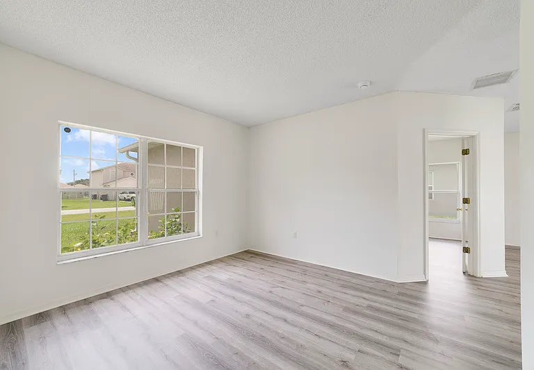 566 Hummingbird Ct — Photo 4
