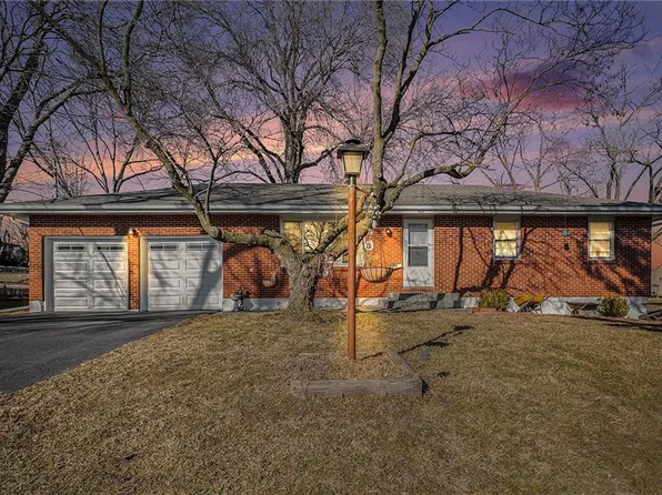 404 5th St, Smithville, MO 64089