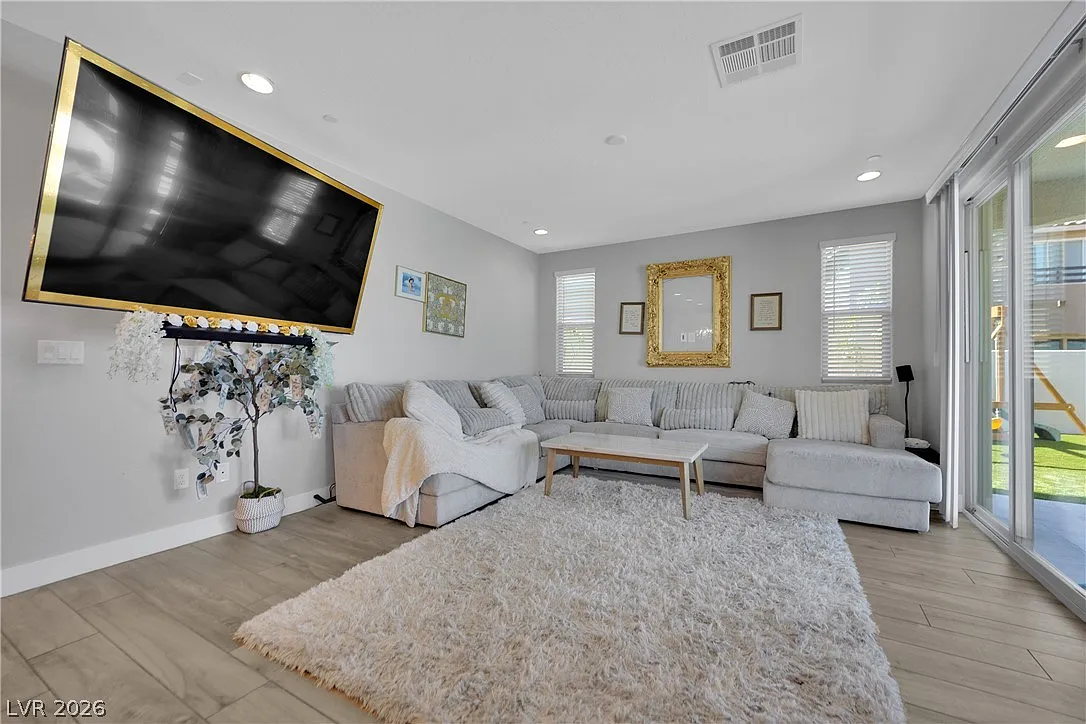 4 bed, 3.0 bath, 2315 sqft, $9,990 — Photo 4