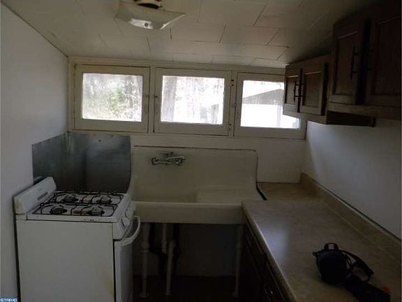 5th image of 359 Dennis Ave