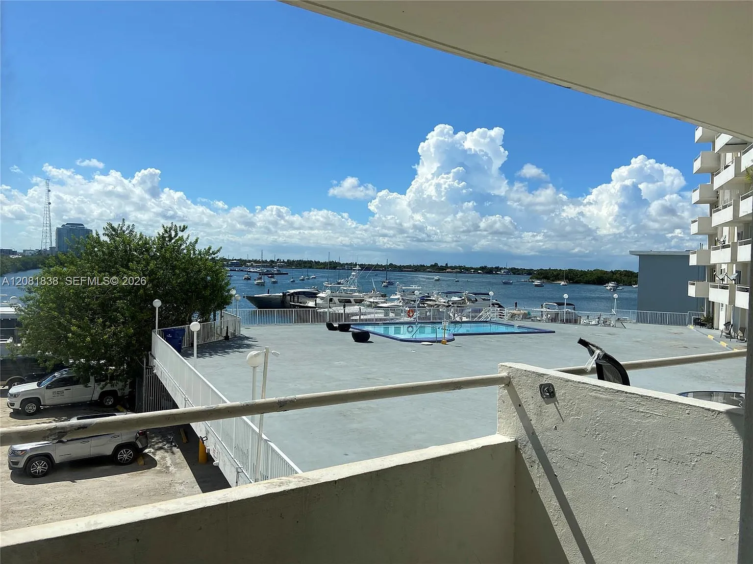 Bayshore Yacht & Tennis C — Photo 1