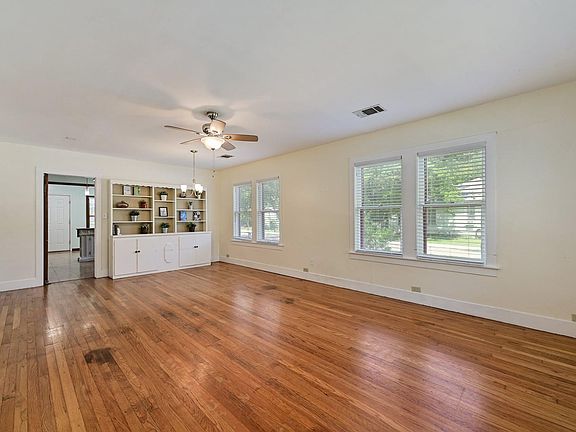 3rd image of 402 S Johnson Ave