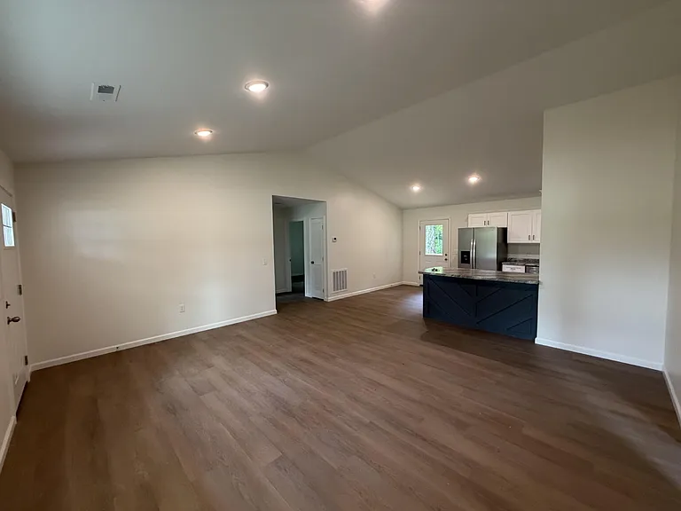 204 Peter Ave — Photo 6