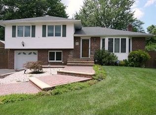 11 Eastfield Ln, Melville, NY 11747