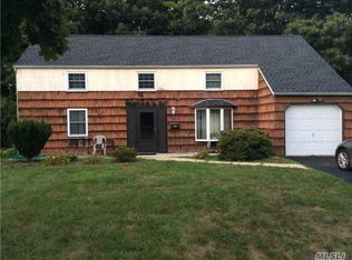 16 Hillsite Ln, Central Islip, NY 11722